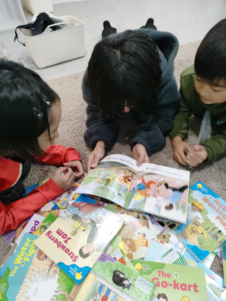 フリースクールNIJINアカデミー福岡福津リアル校英語絵本読みの様子