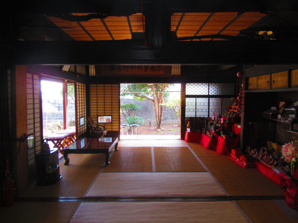 NIJINアカデミー熊本八代校の校舎はイベントなどにも貸し出される生涯学習館。３月は歴史あるひな人形が展示される。