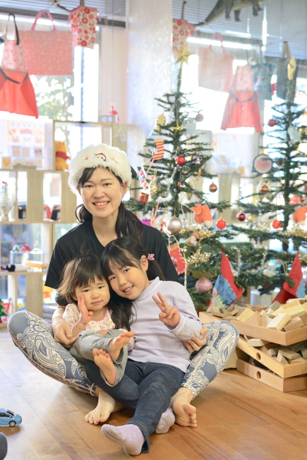 NIJINアカデミー横浜反町校の教室で笑顔で過ごす親子とクリスマスツリー