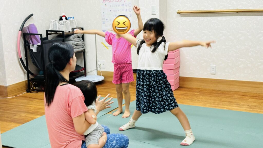 キッズヨガを楽しむ様子♪