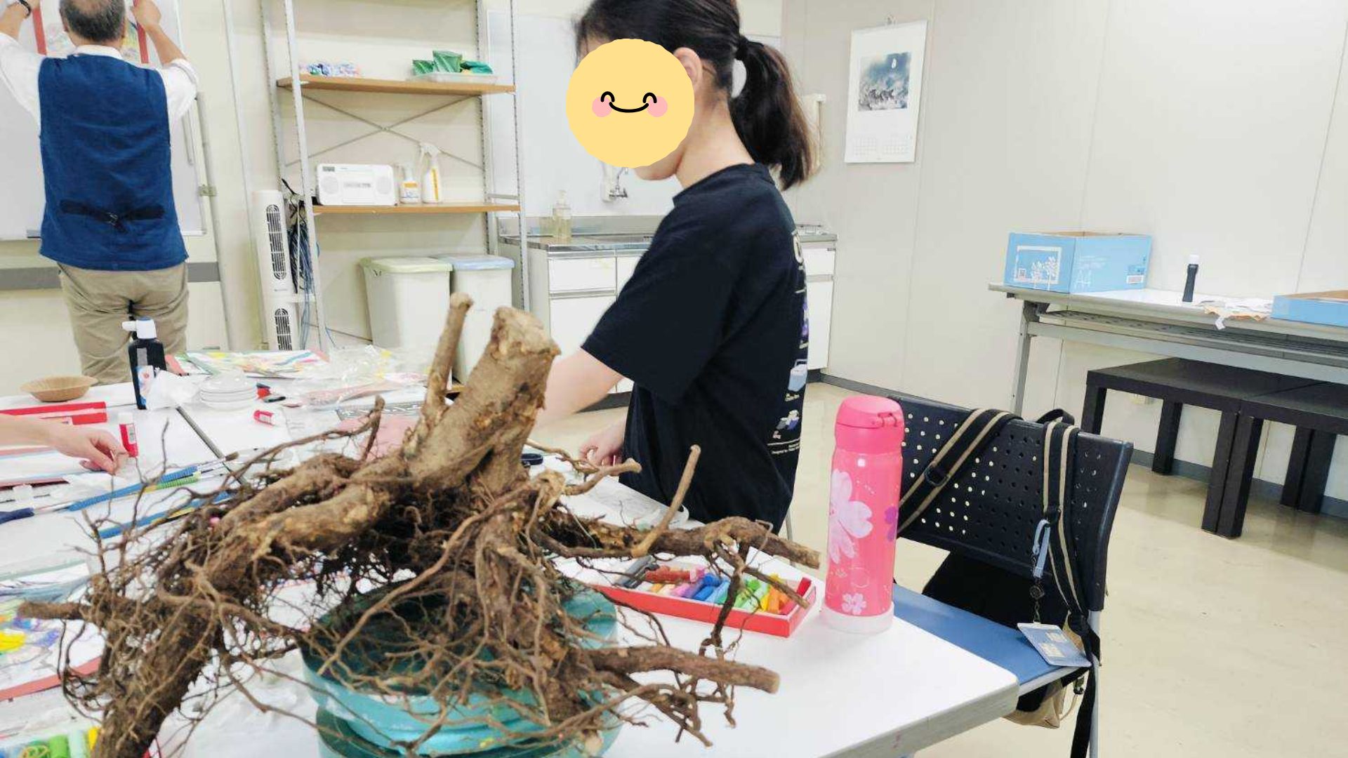 アート制作に没頭する子どもの様子