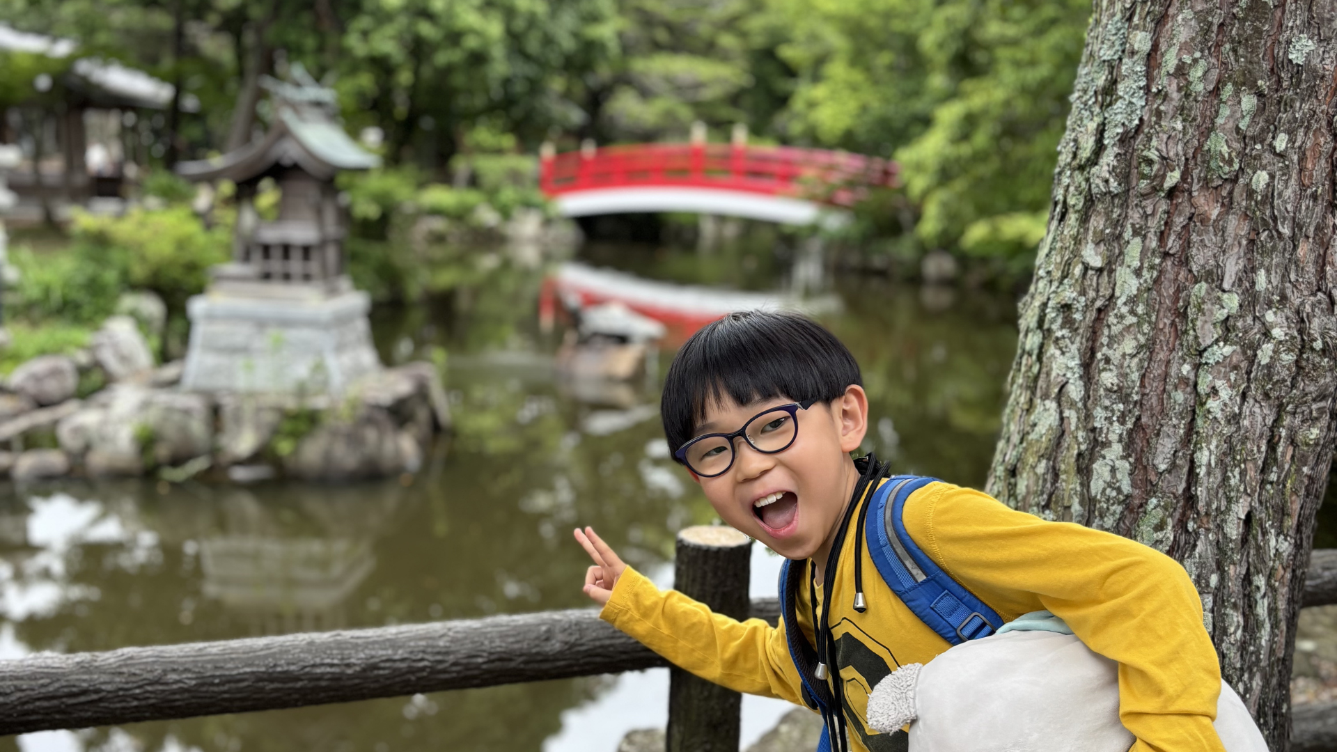 伊弉諾神宮の庭園を指さす子ども