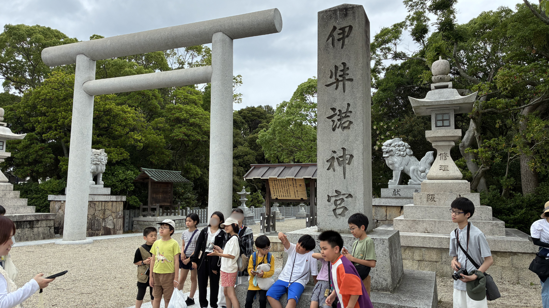 伊弉諾神宮で集合する子どもたち