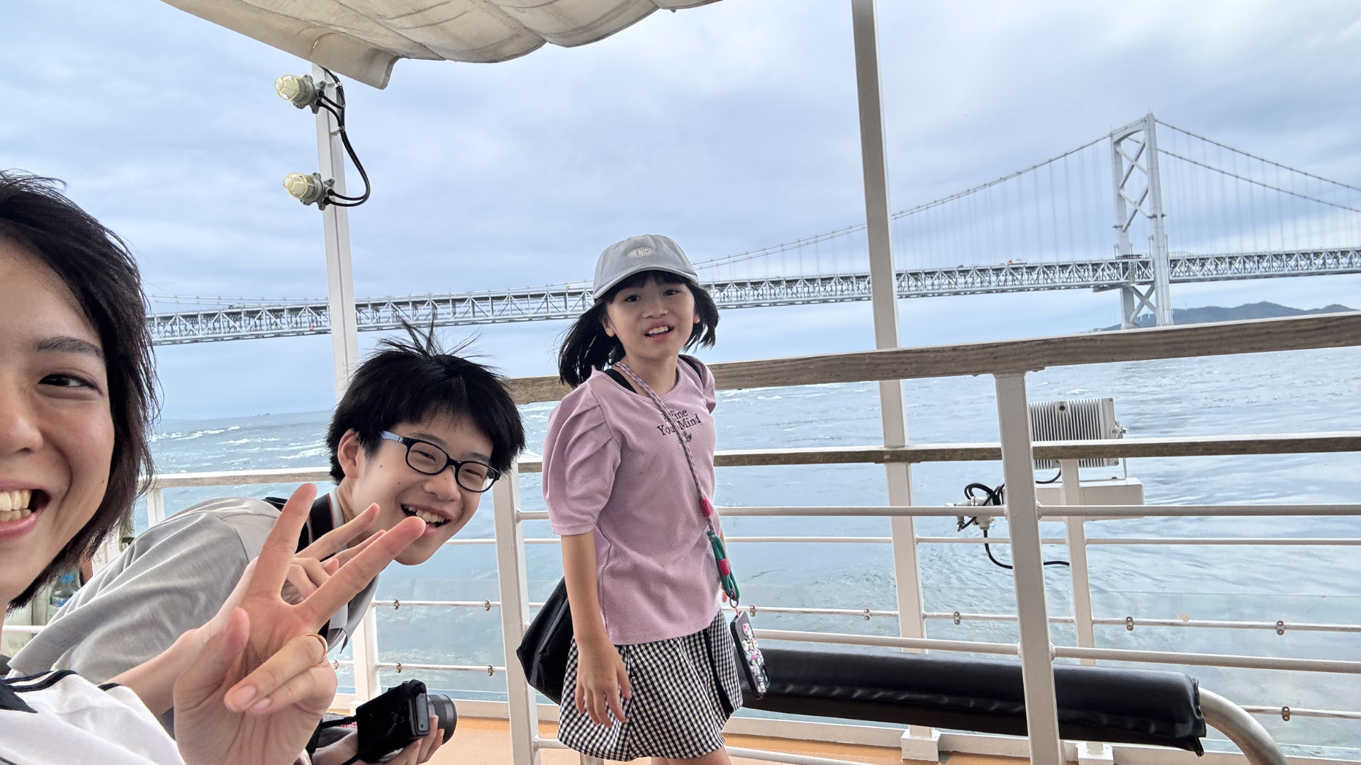 うずしおクルーズから見た大鳴門橋と渦潮