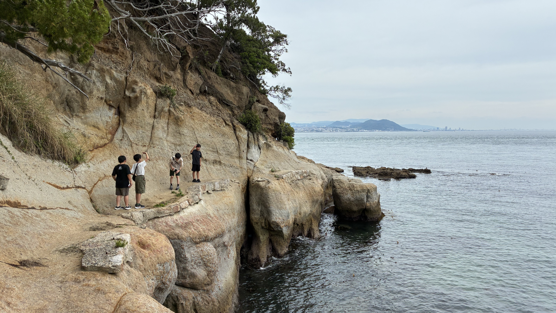 明石海峡大橋の前に立つ子ども