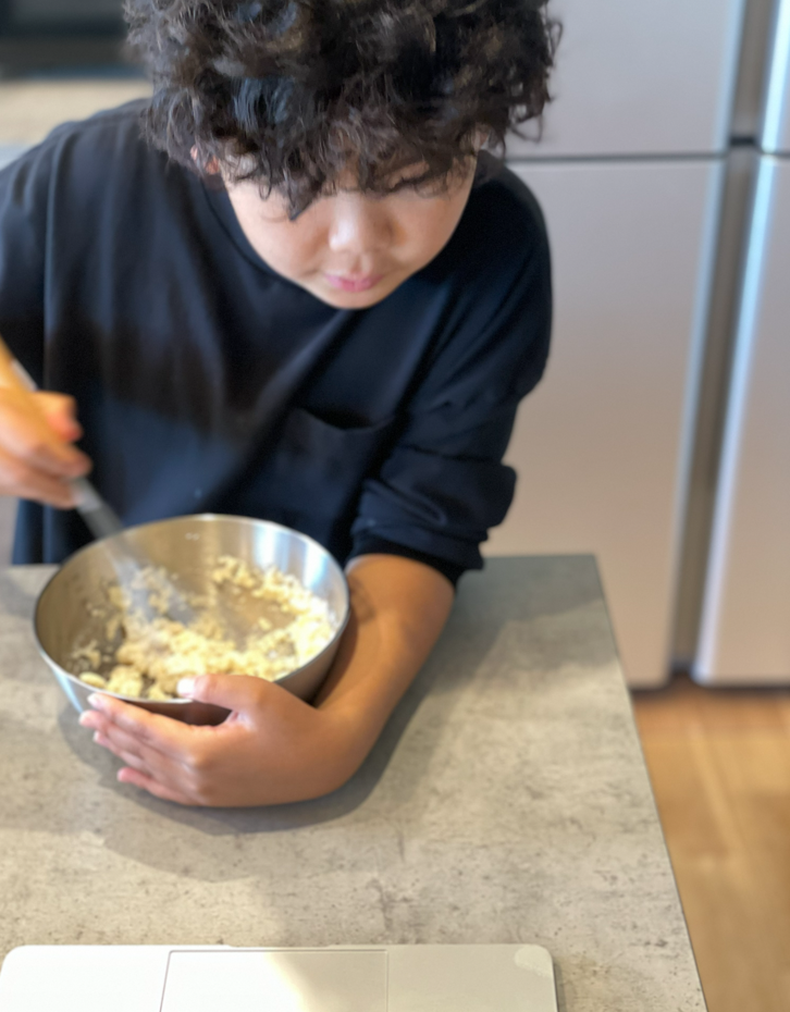 調理実習で作ったものをお昼ご飯として作るSくん。NIJINでは不登校でもリアルタイムで授業を受け、参加できます。