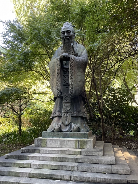 孔子像（学びの多様性を象徴する古代中国の教育者）