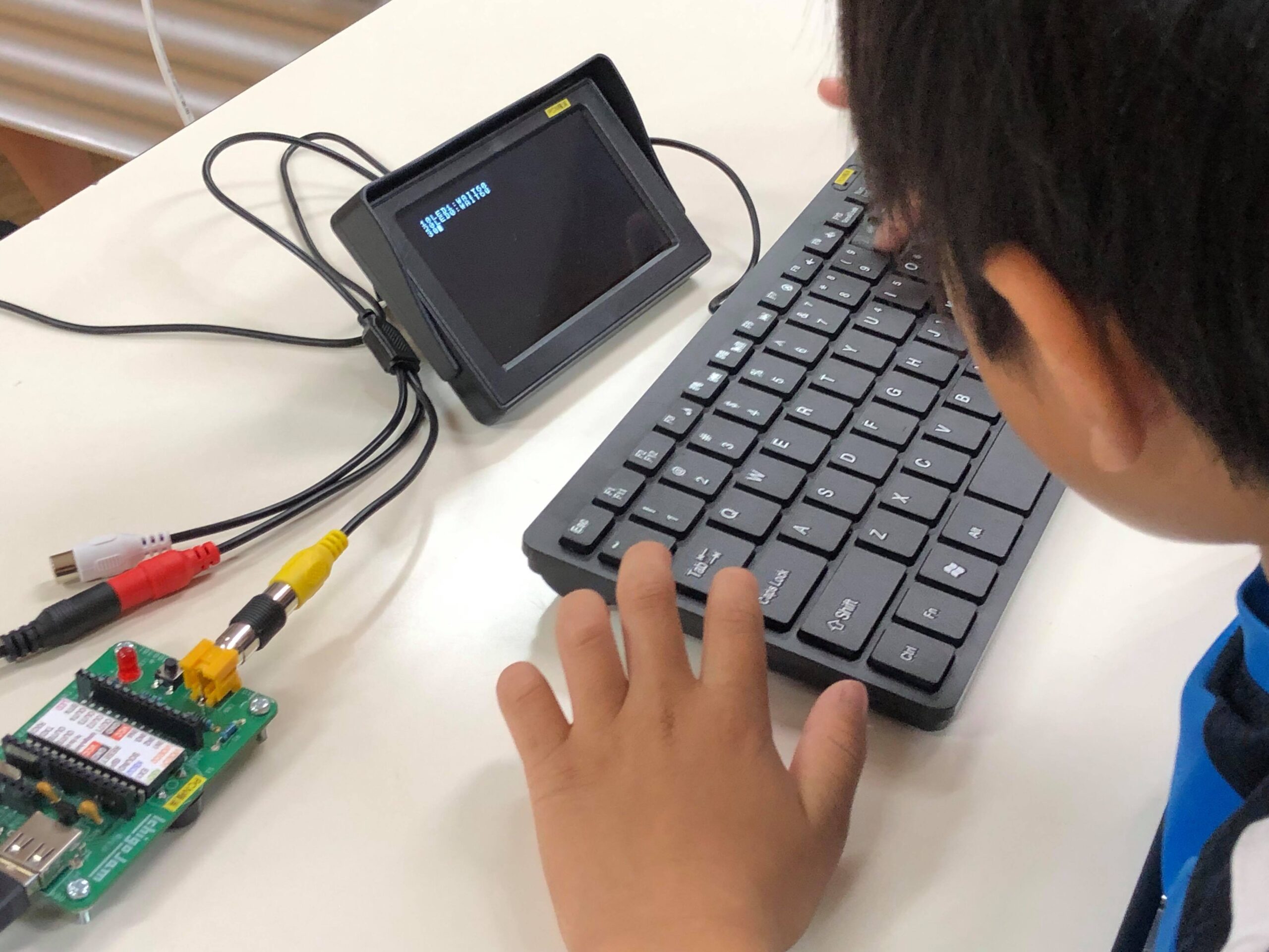 プログラミングに取り組む様子