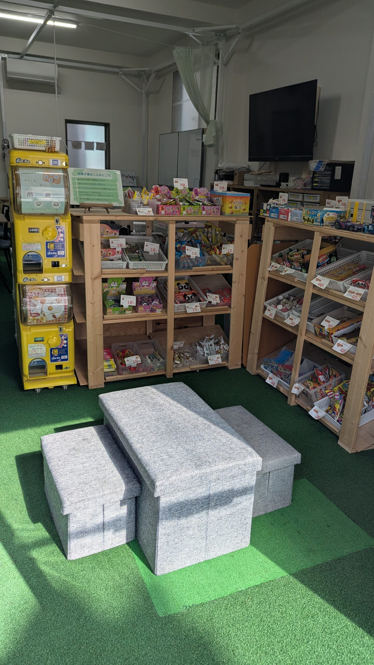 駄菓子やガチャガチャが並ぶ武蔵新城校の店内