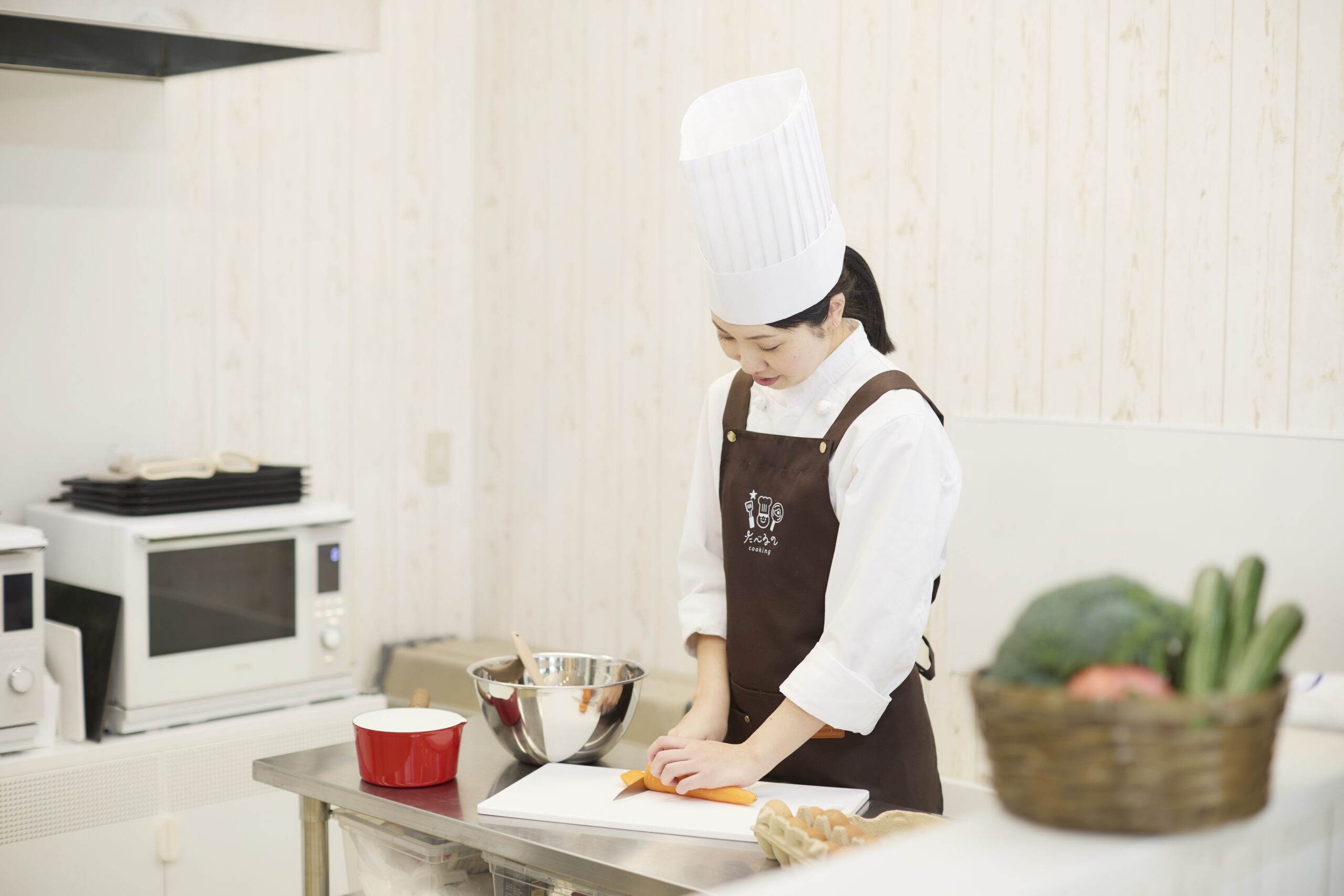 子どもたちが協力しながら料理をしている様子