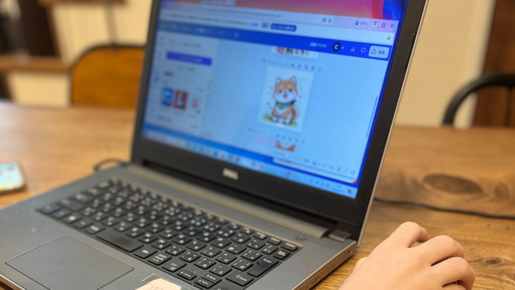 自宅のダイニングでノートパソコンを開き、オンラインの授業に参加する子ども