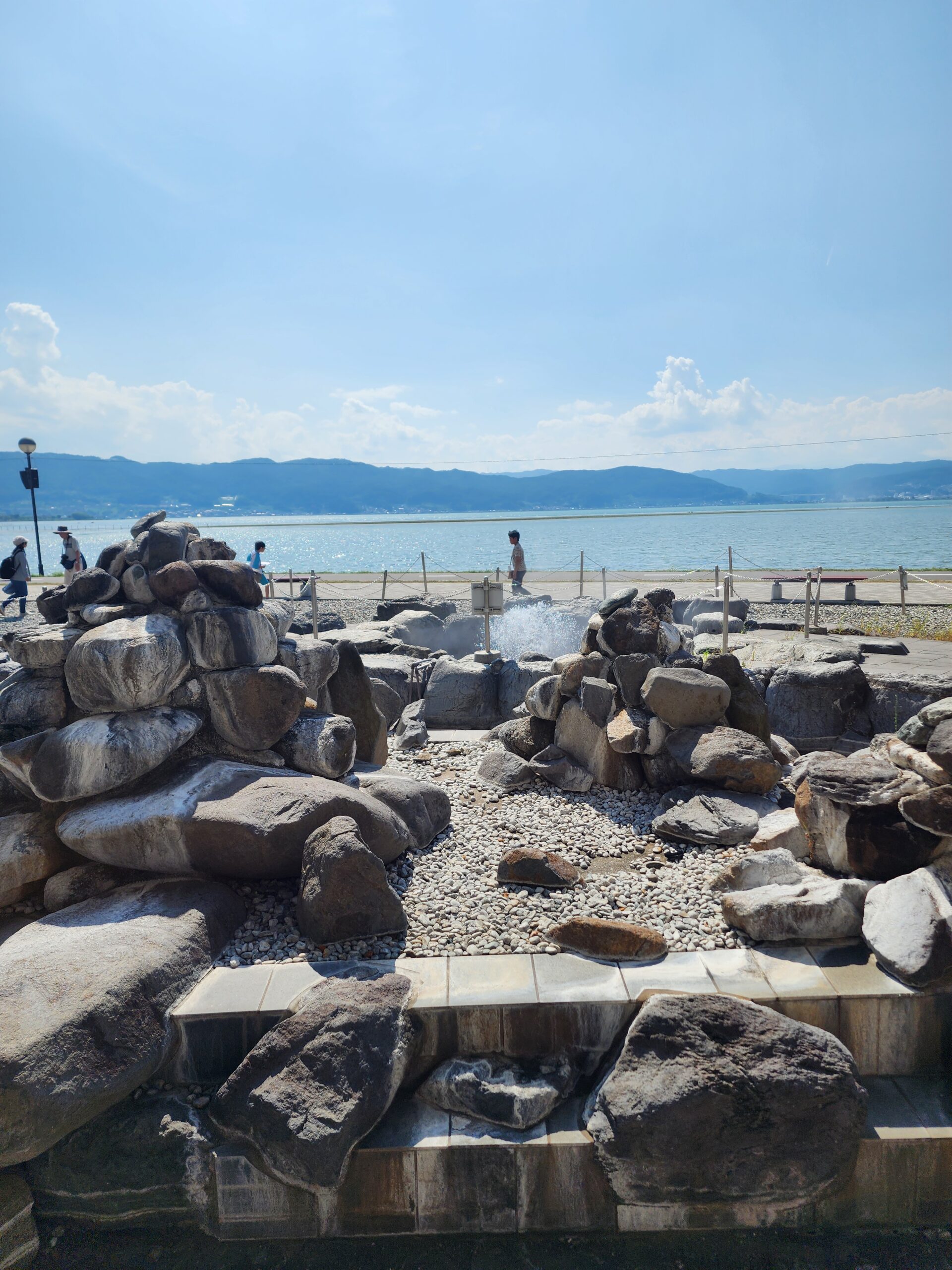 海辺の岩場と広い空