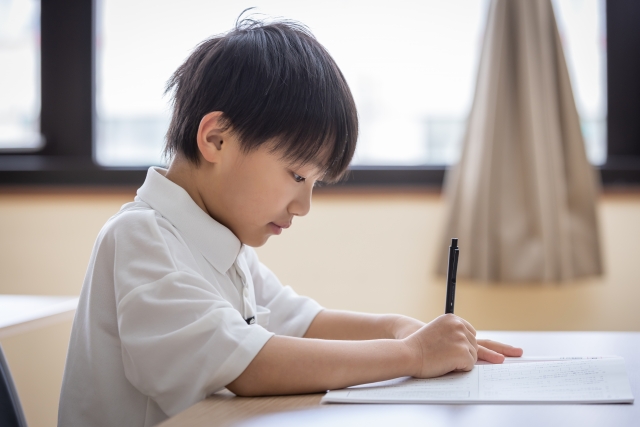 教室で工作に取り組む子どもの様子