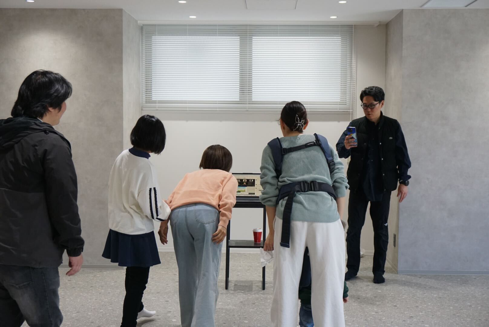 室内で体を動かすワークショップの様子