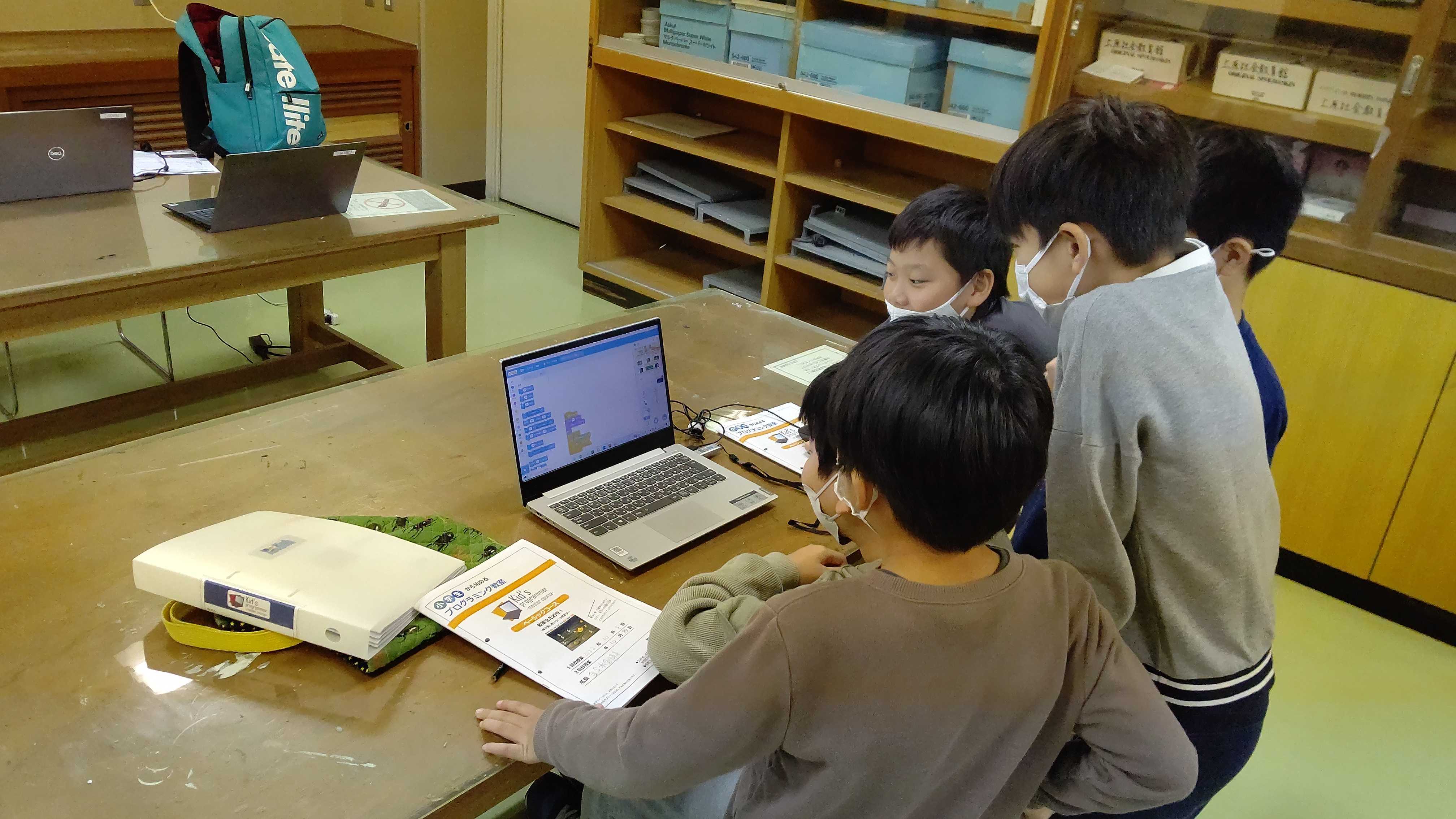 NIJINアカデミー公式、子どもたちがノートパソコンを囲んで学ぶ様子