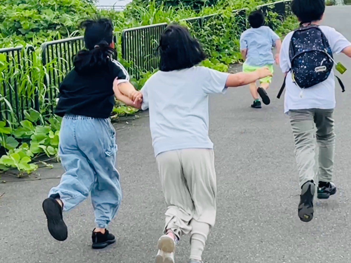 HPアイキャッチ画像：走る子どもたち