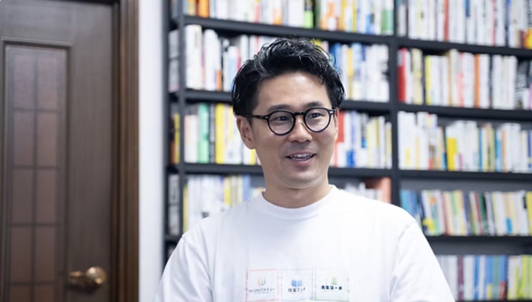 本棚の前で話をする様子
