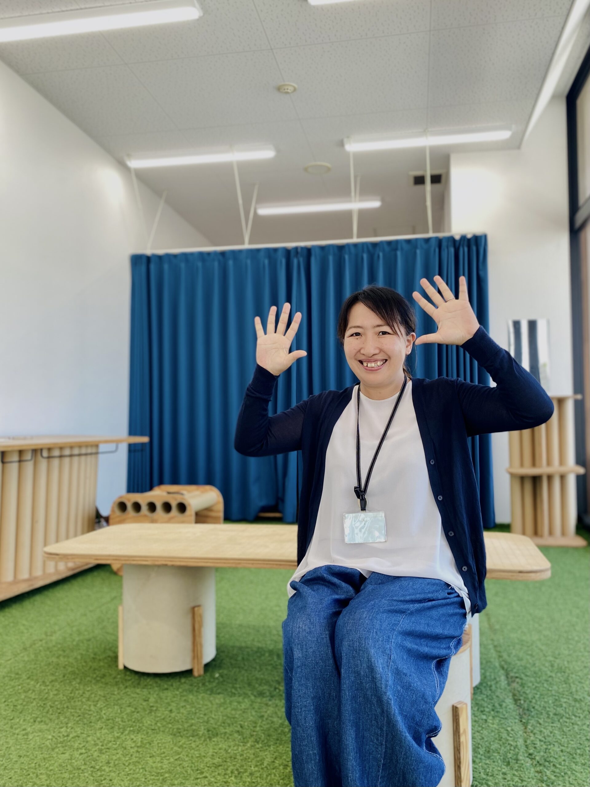 手を挙げて笑っている様子