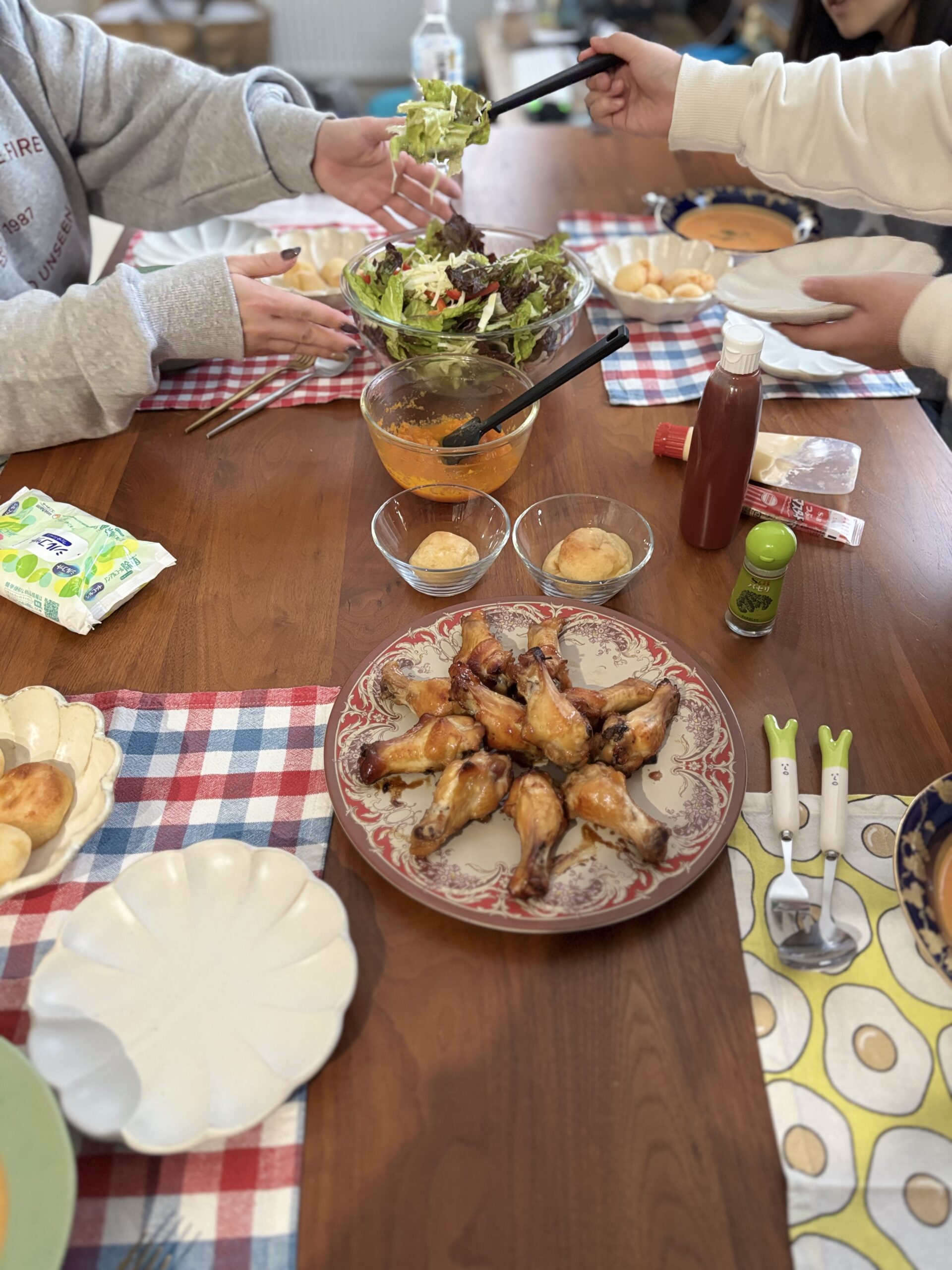 テーブルに並んだ手づくりの料理