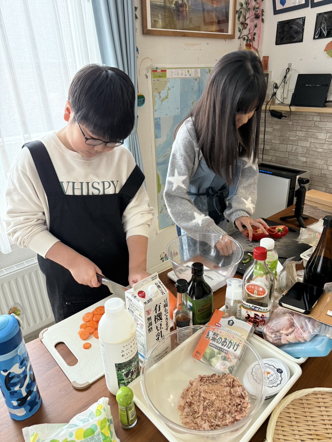 調理に取り組む子どもたち