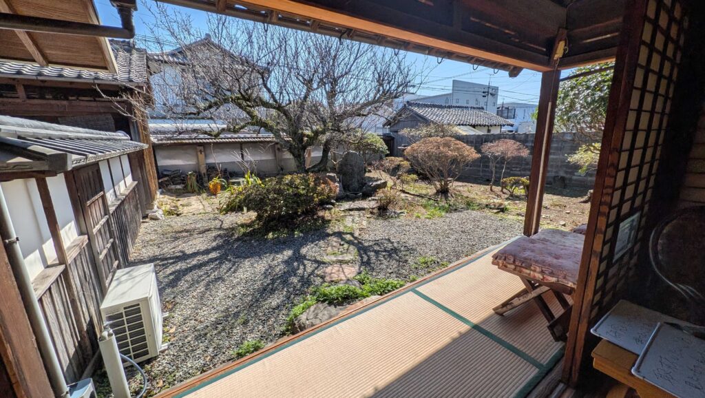 NIJINアカデミー熊本八代校が入る武家屋敷の庭園は、子どもたちが自由に動き、くつろぐことができる