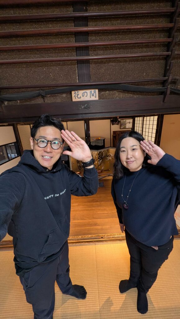 NIJINアカデミー熊本八代校の教室長 水谷和佳奈《ミズ》とNIJINアカデミーのタツロー校長