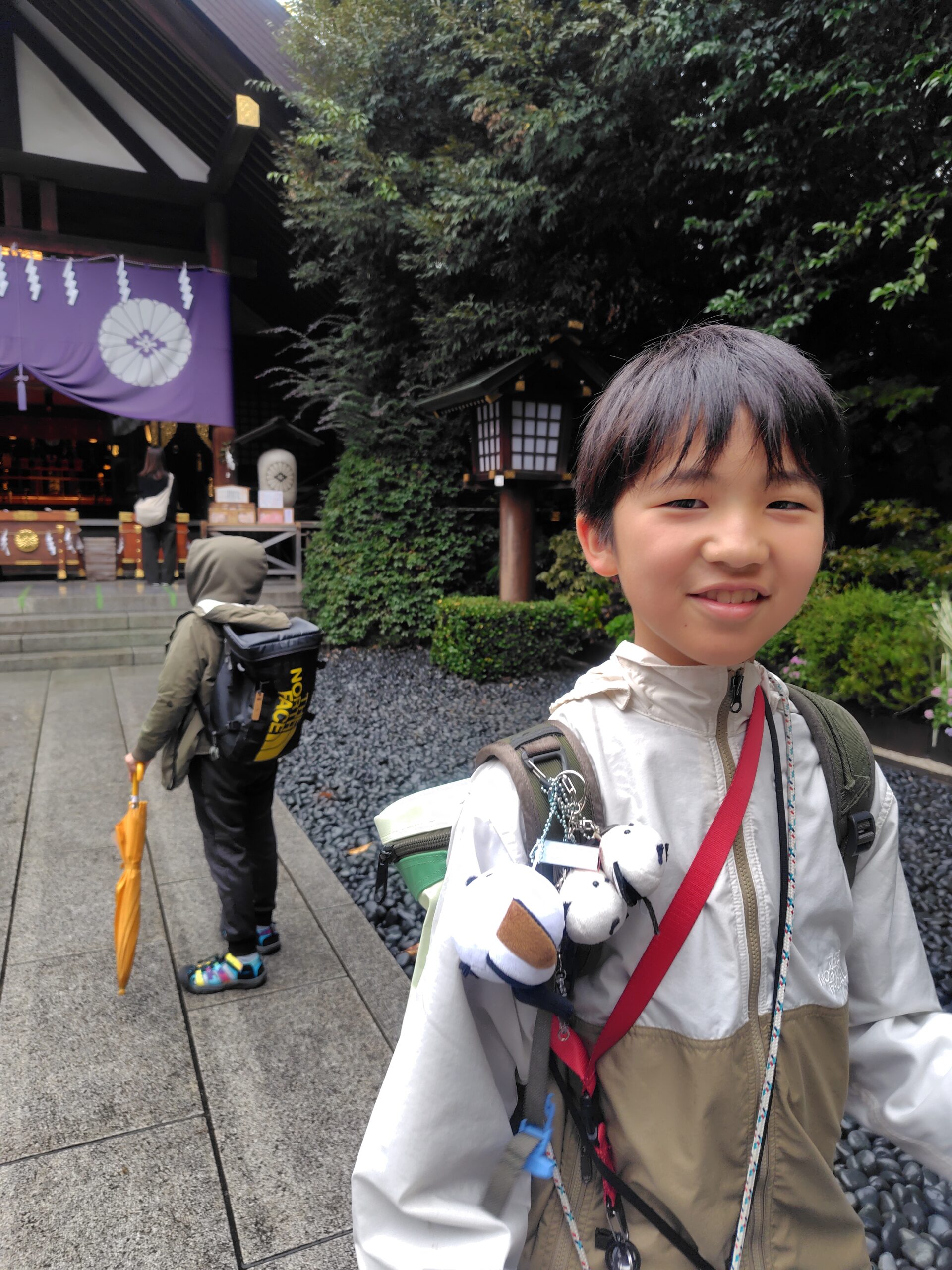神社の境内で笑顔を見せる子ども