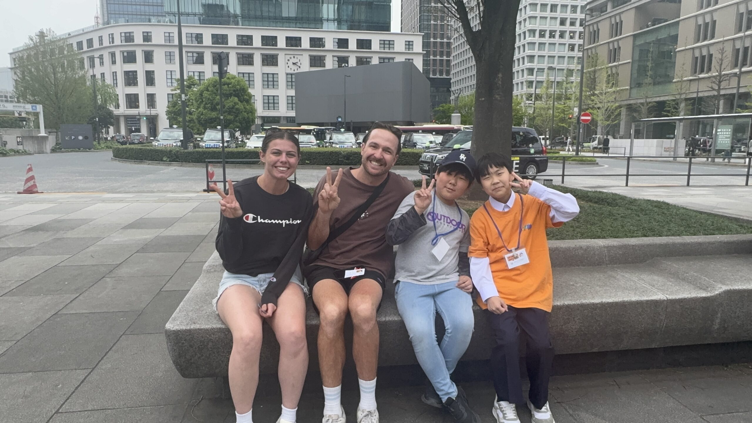 海外のひとと触れ合う子どもたち