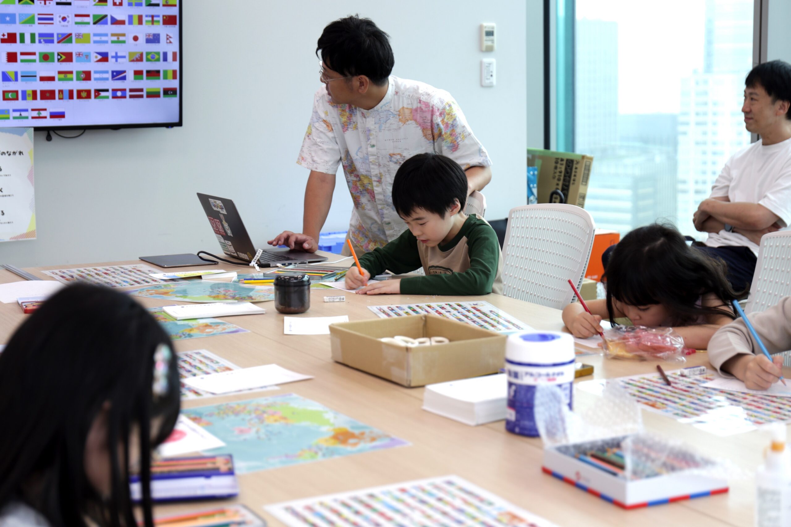 国旗を学ぶ子どもたち