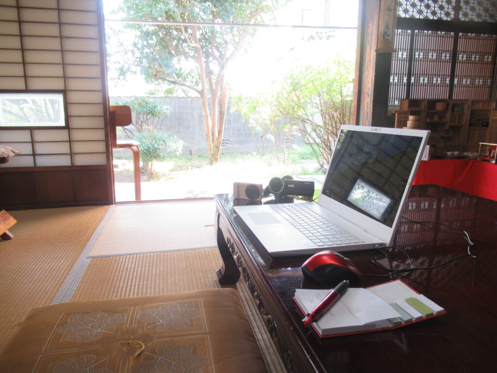 NIJINアカデミー熊本八代校では和室の中でパソコンやインターネット、カメラなどの機器を使って活動できる。