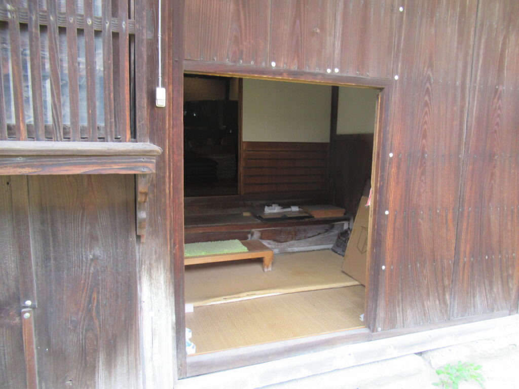 NIJINアカデミー熊本八代校の入り口は忍者屋敷に潜入するみたいでドキドキ