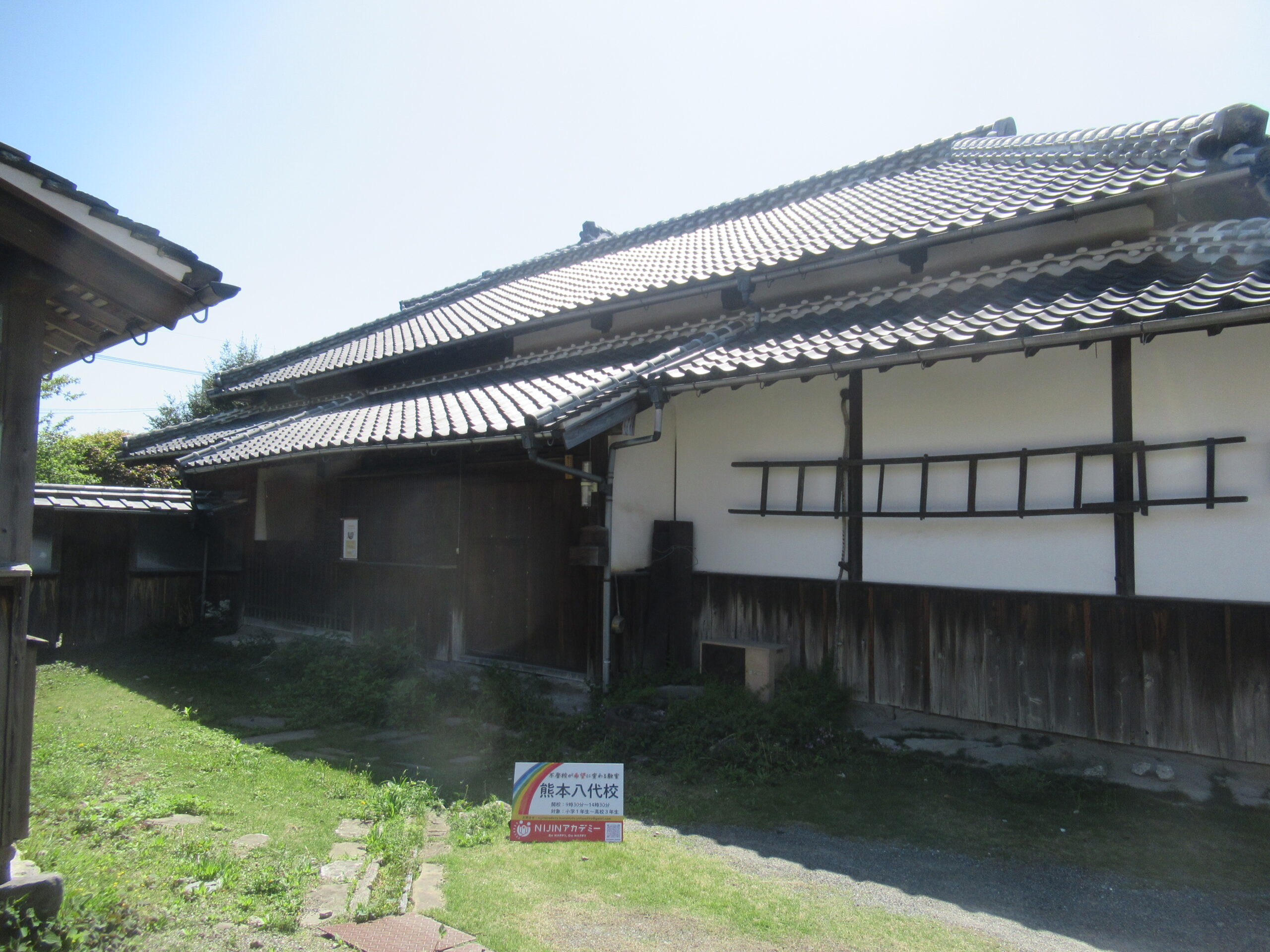瓦屋根の建物と空