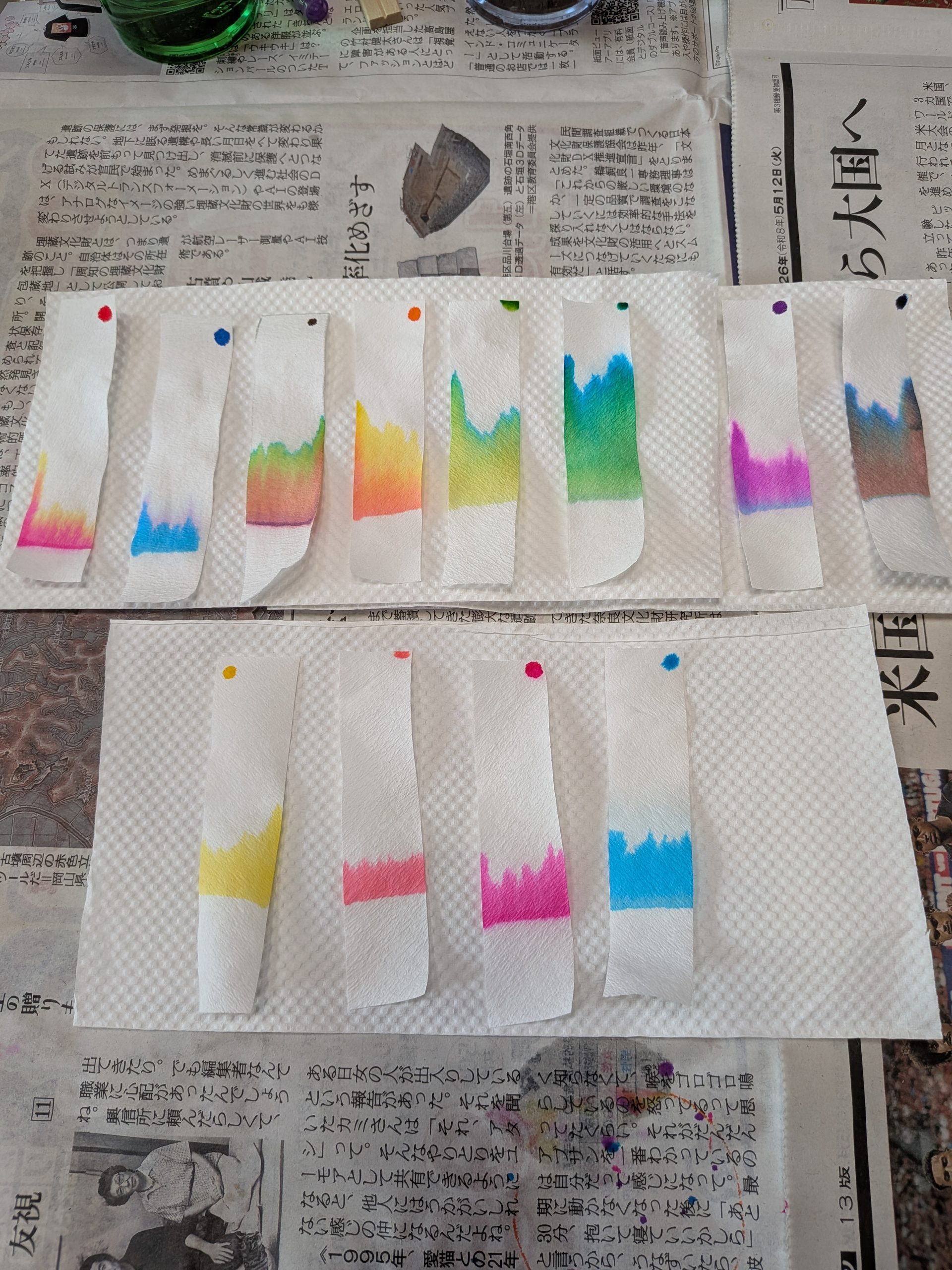 色を塗った紙の作品が並ぶ様子