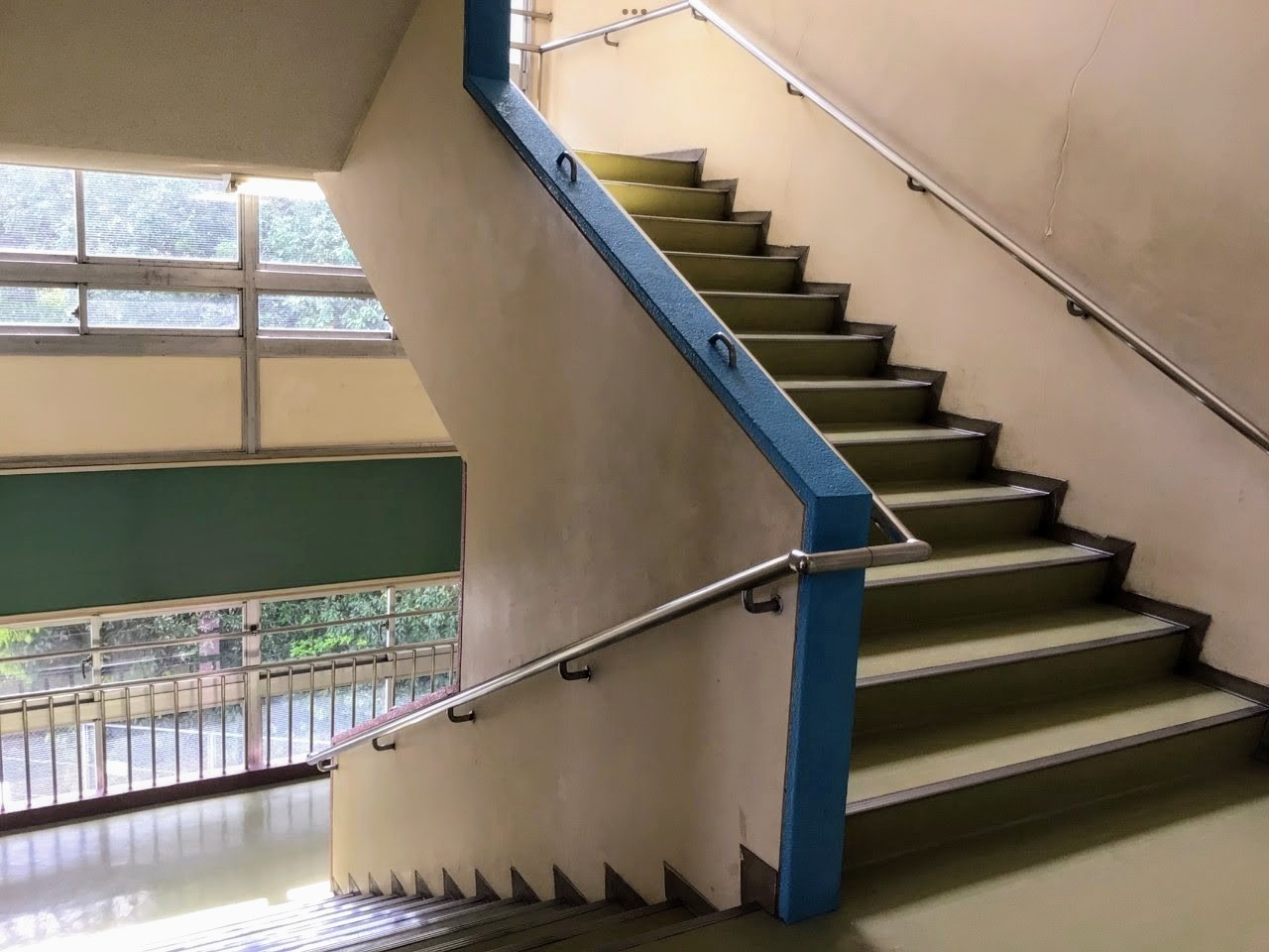 学校の階段と窓の外の緑