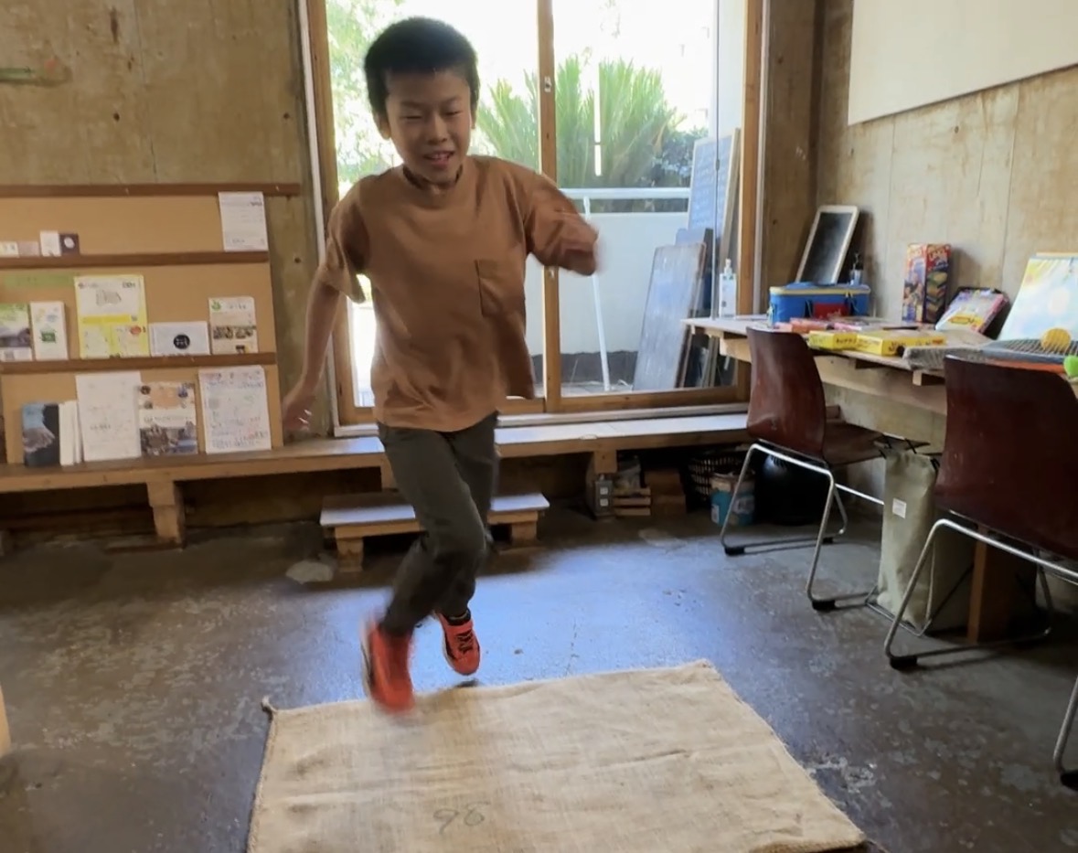 室内で体を動かす子ども