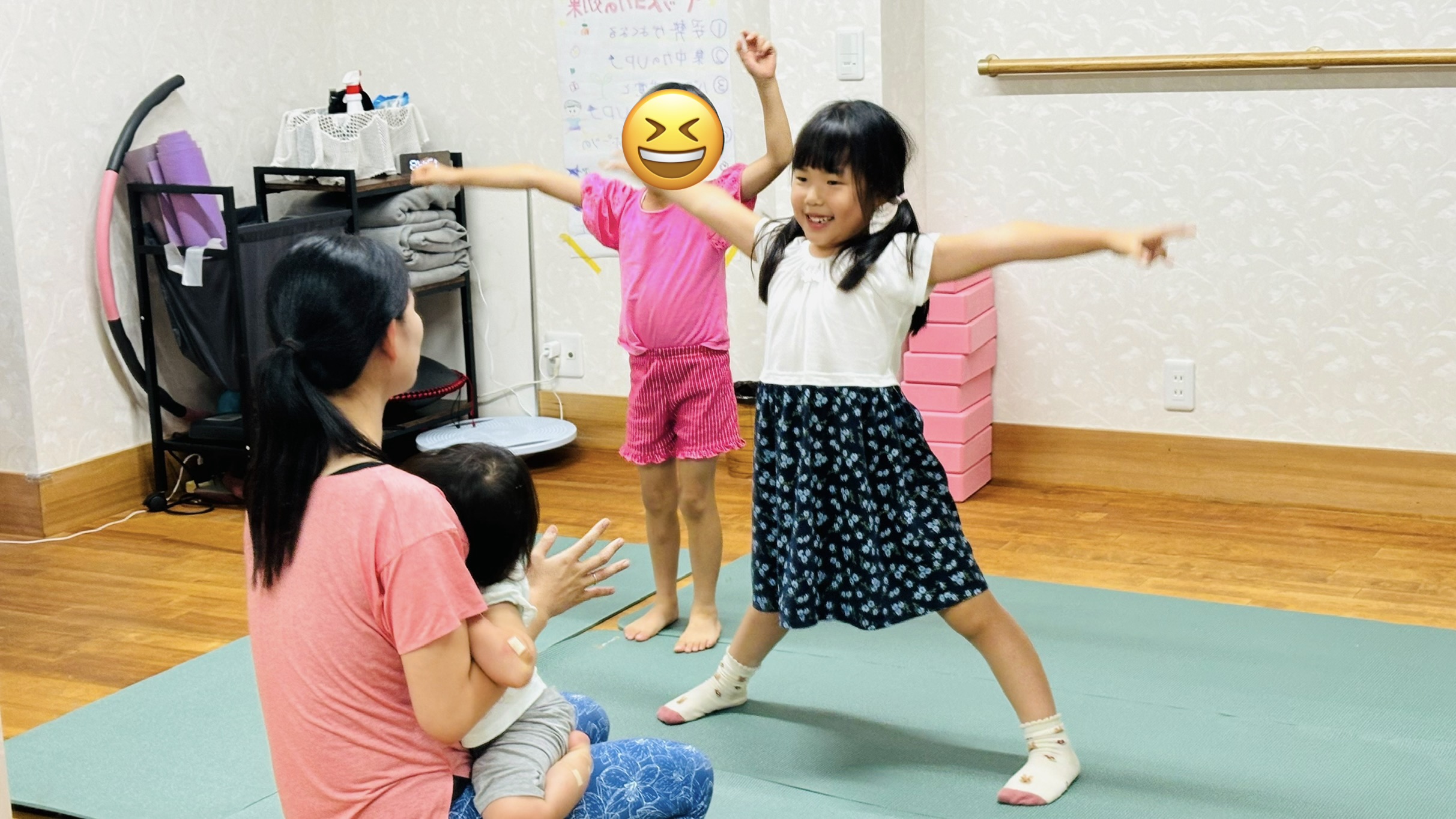 NIJINアカデミーのホーム体育で画面に合わせて室内で体を動かす子どもたち