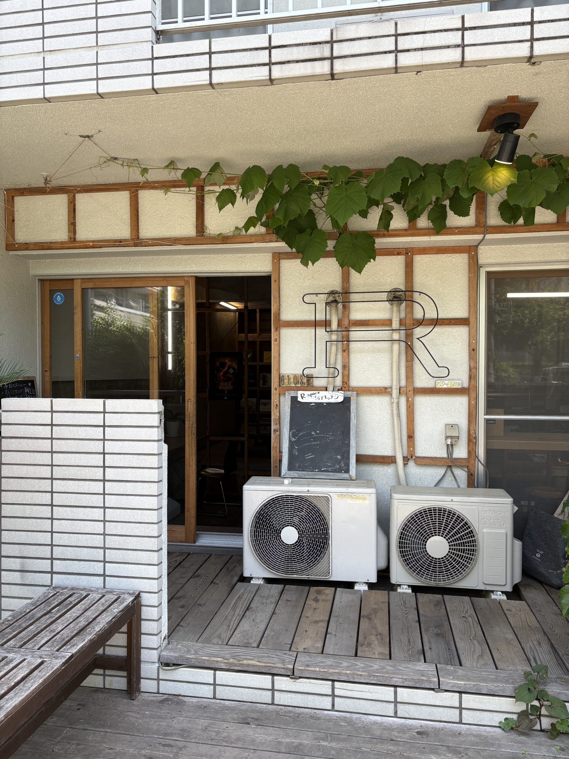 リアル教室が入る建物の入口
