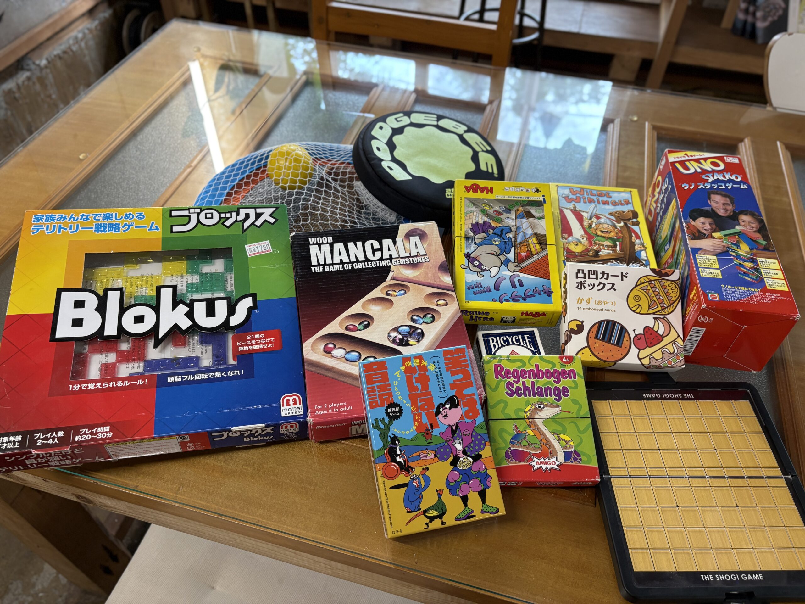 机を囲んでボードゲームをする様子