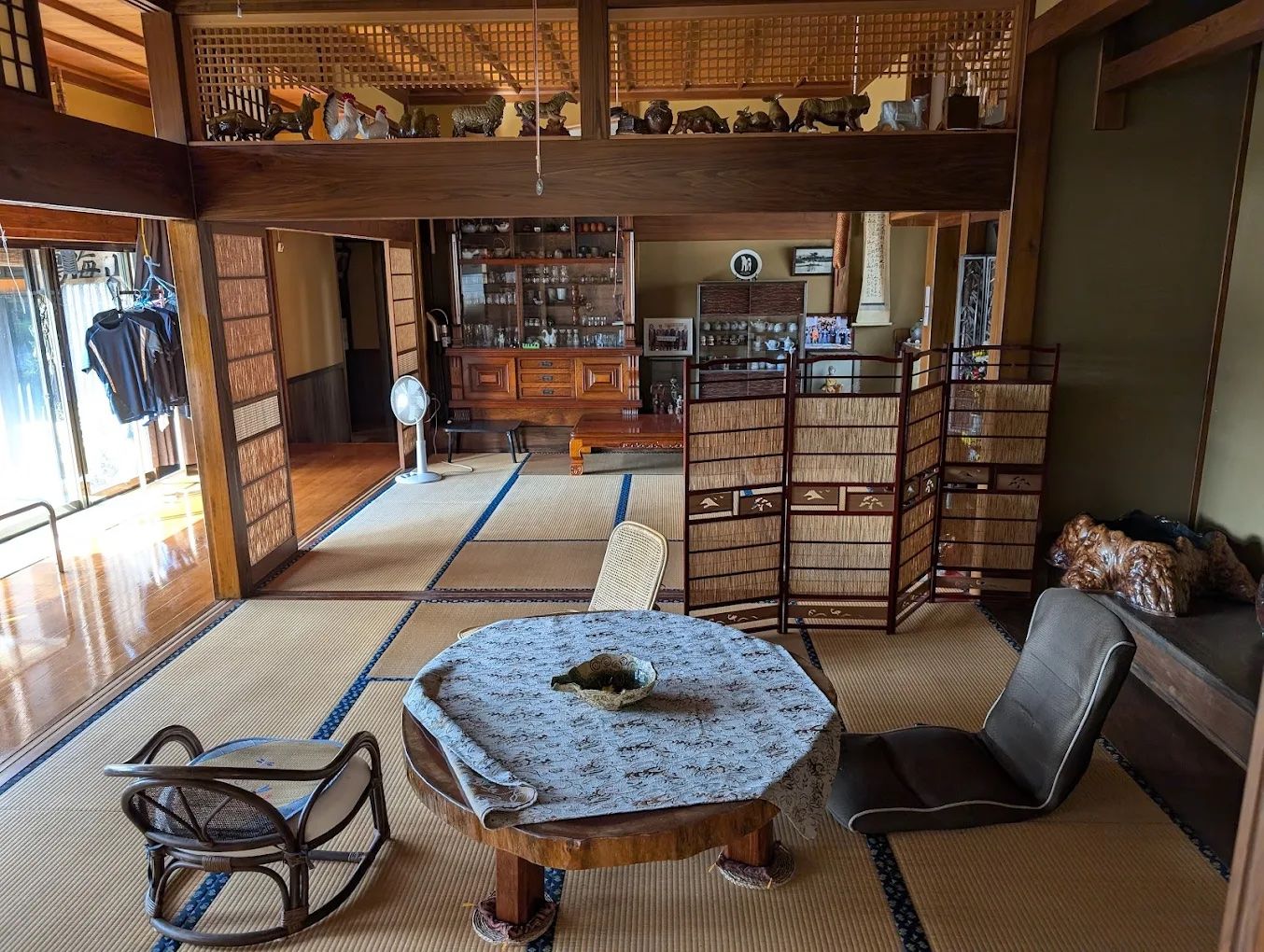 畳の部屋に置かれた机と本棚