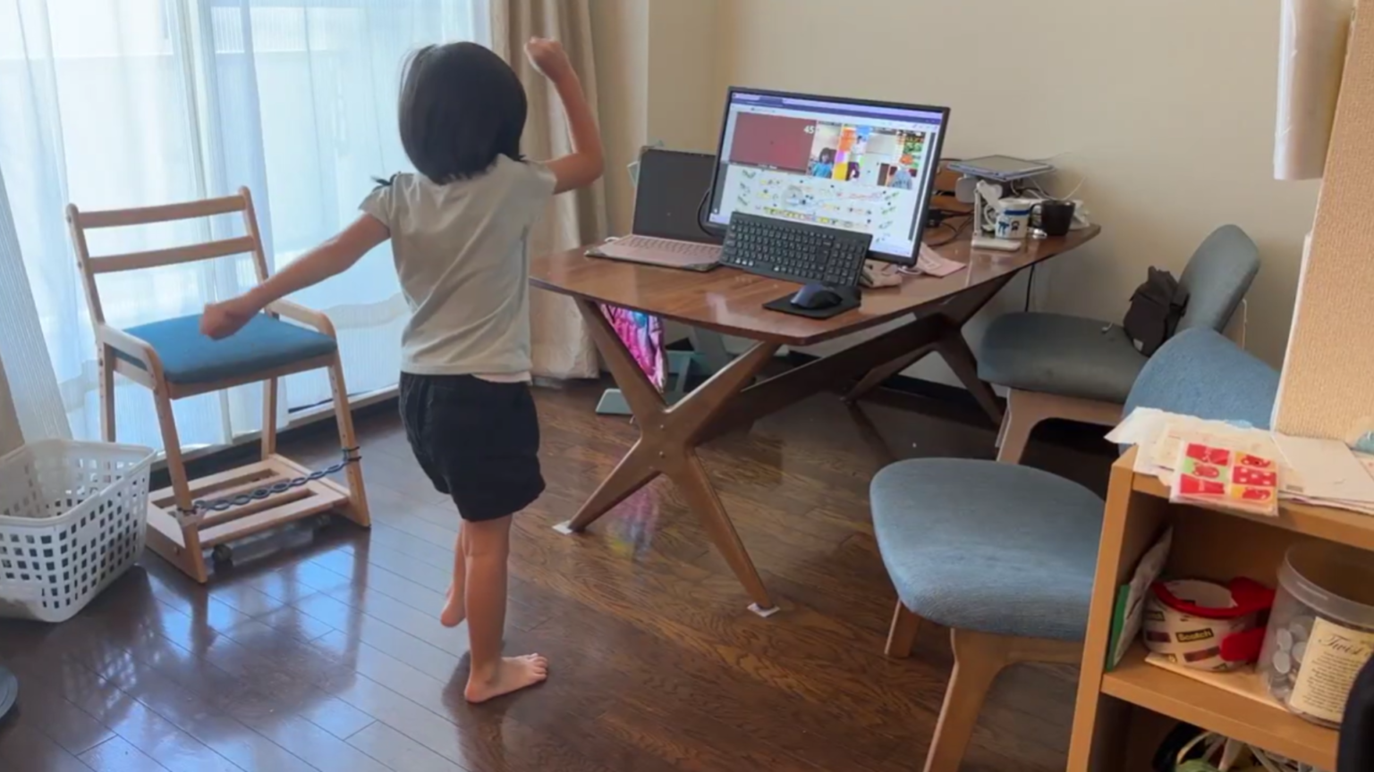 自宅からメタバース校舎の授業に参加する子ども