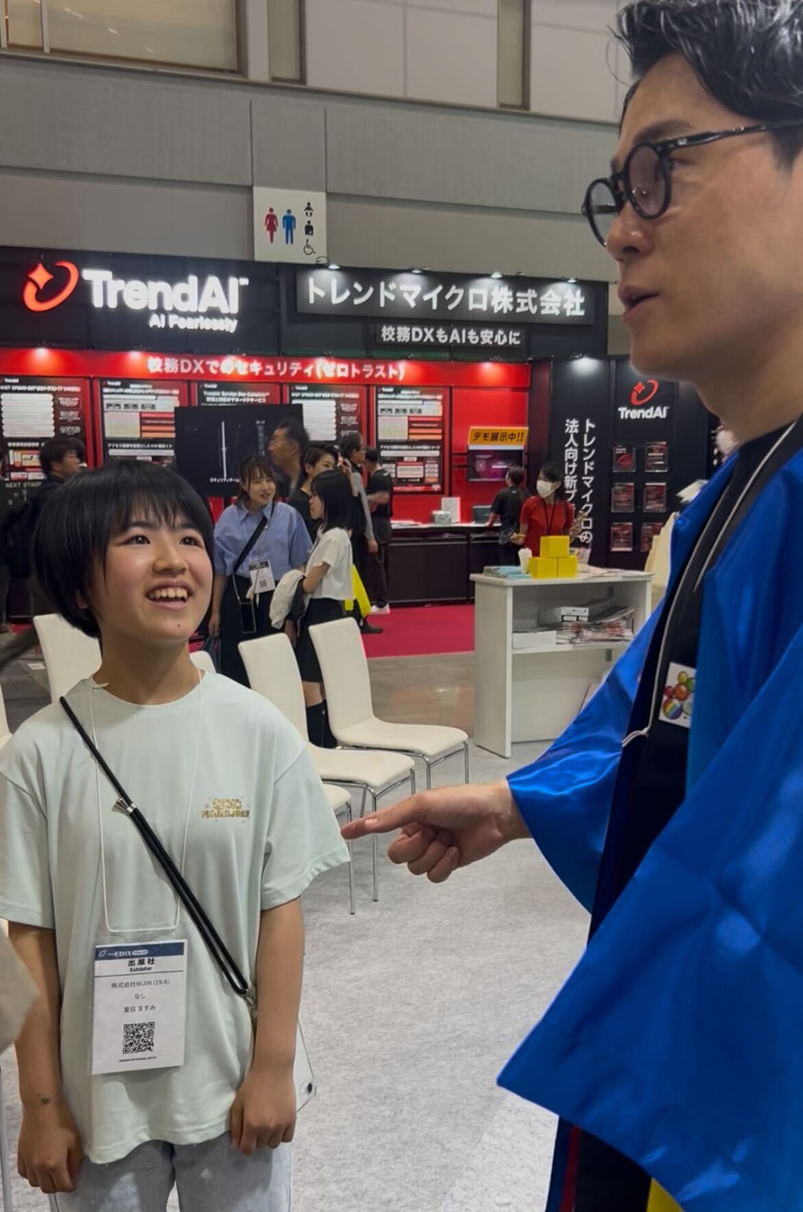 イベント会場で来場者と話しているスタッフ