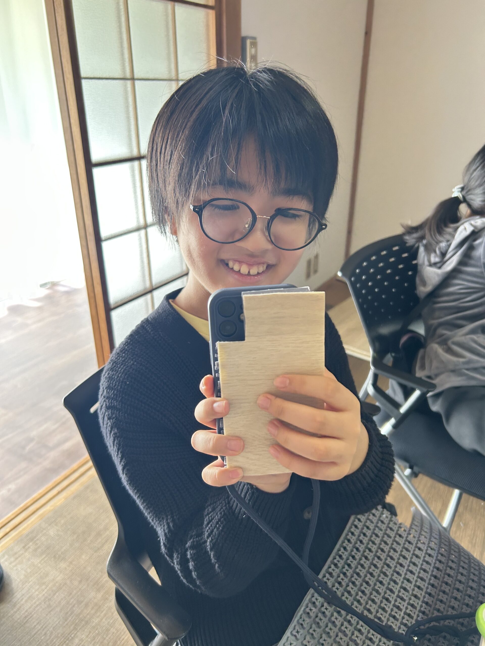自分の作ったものを見せてくれる子ども