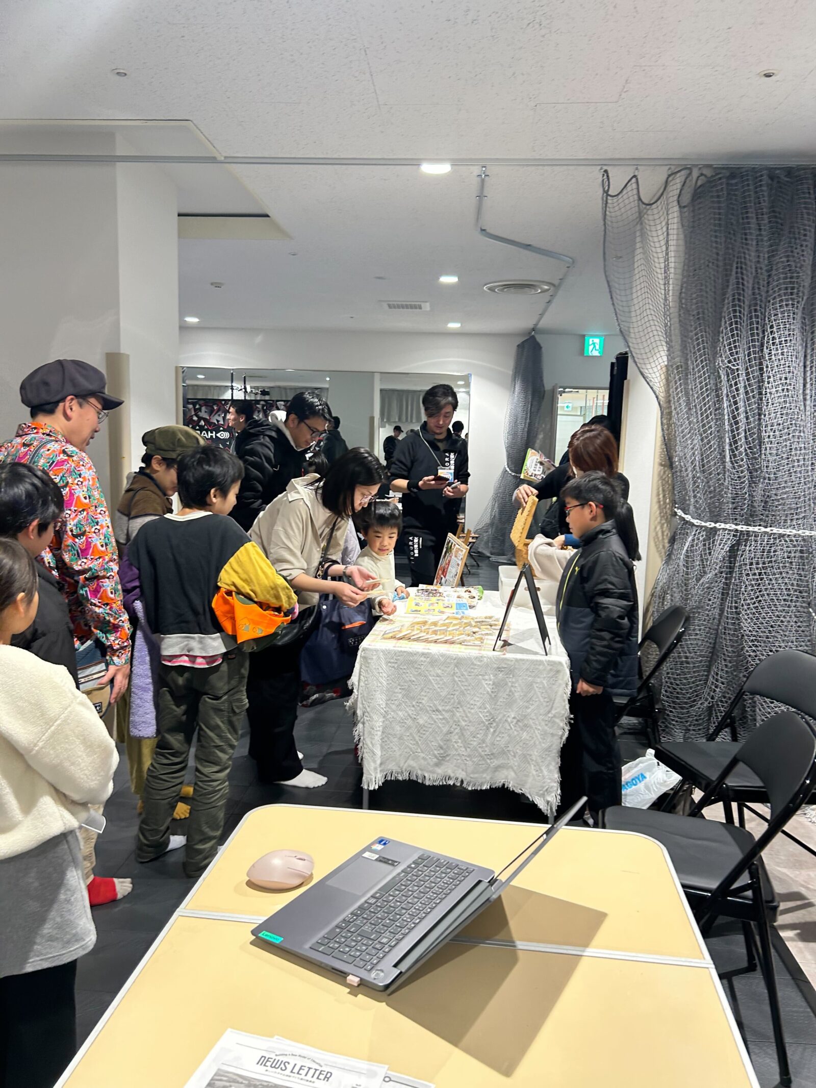 イベント会場の展示ブースに人が集まっている様子