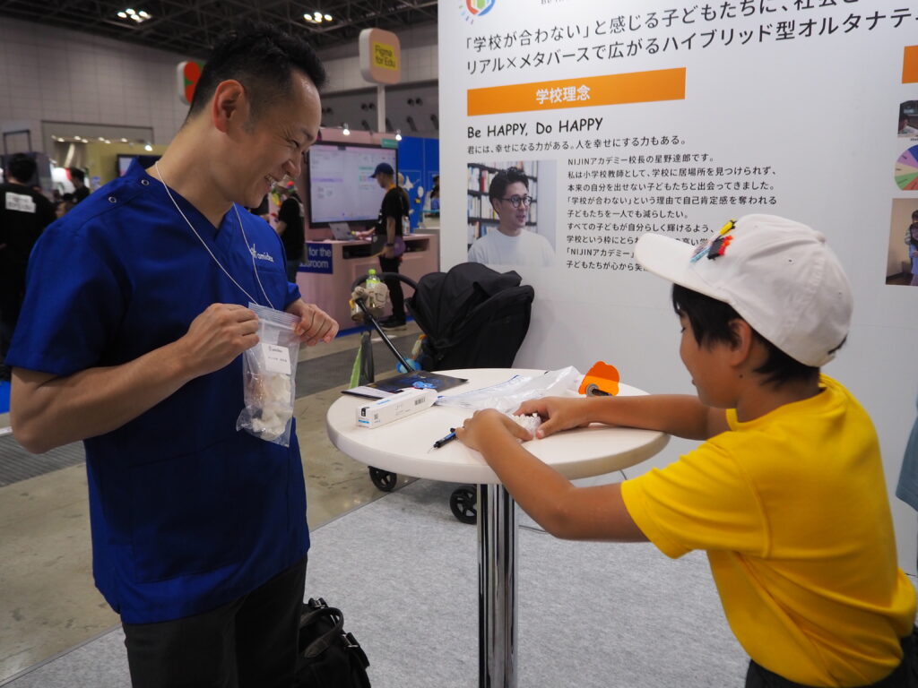 EDIXでamidexの伊原晃さんと、NIJINアカデミーたまごずしが交流している。