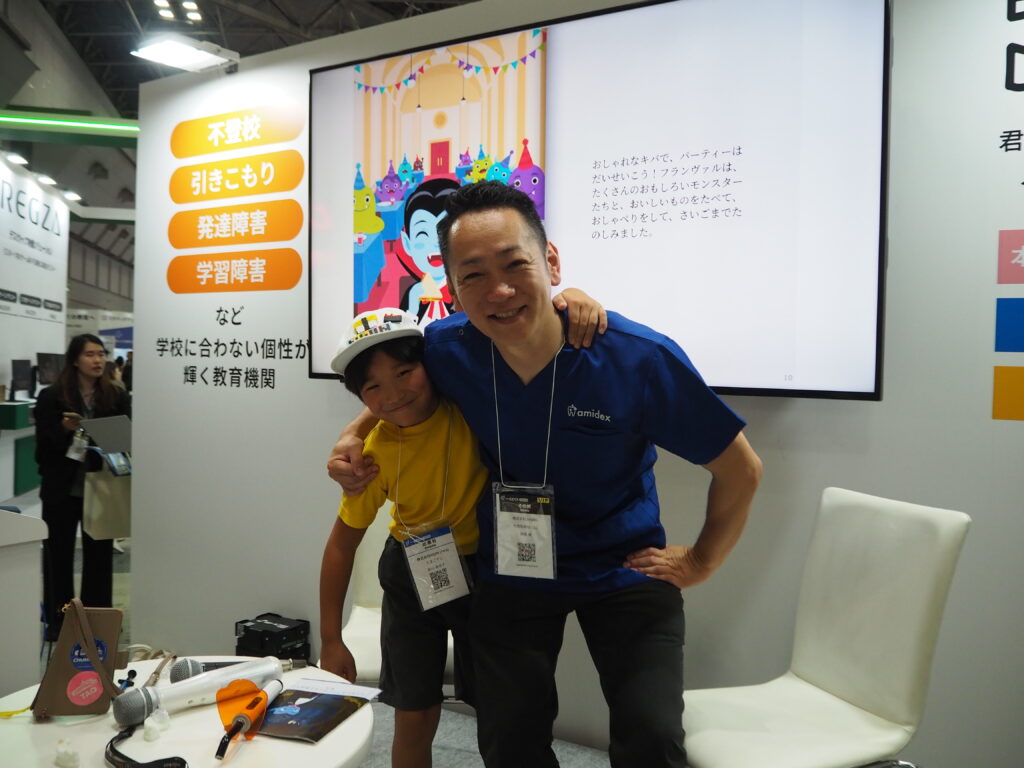 EDIXでamidexの伊原晃さんと共に登壇した、NIJINアカデミーたまごずしが肩を組んでいる様子。