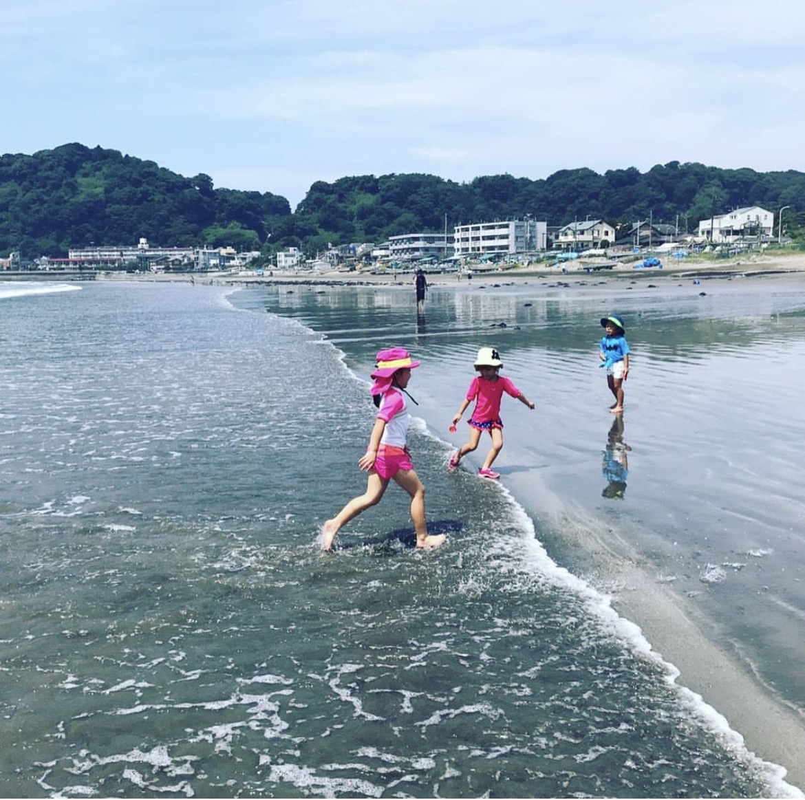 海辺を走る子どもたち