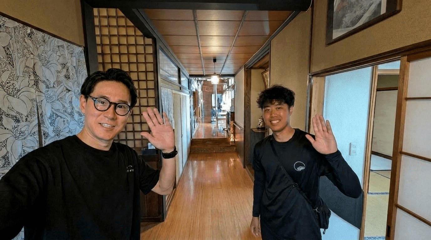 建物の廊下に立つ二人