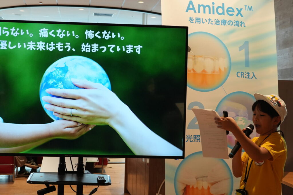 NIJINアカデミー学園祭でamidexの紹介をするたまごずし。