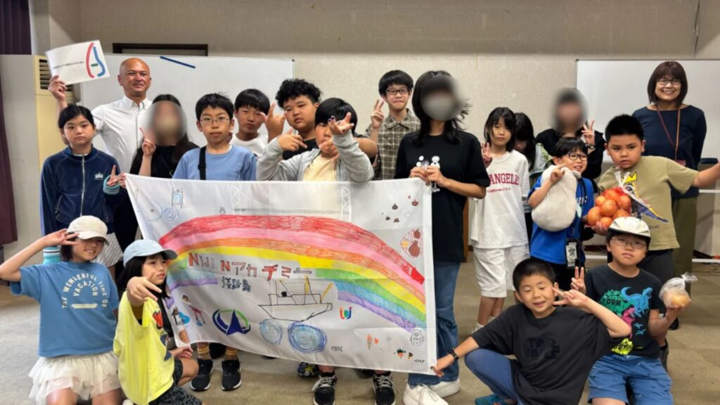 ニジアカ生いーさん発案の修学旅行。淡路島の広報大使となり、南あわじ市の方からニジアカ生へ表彰状が渡され、みんなで集合写真！