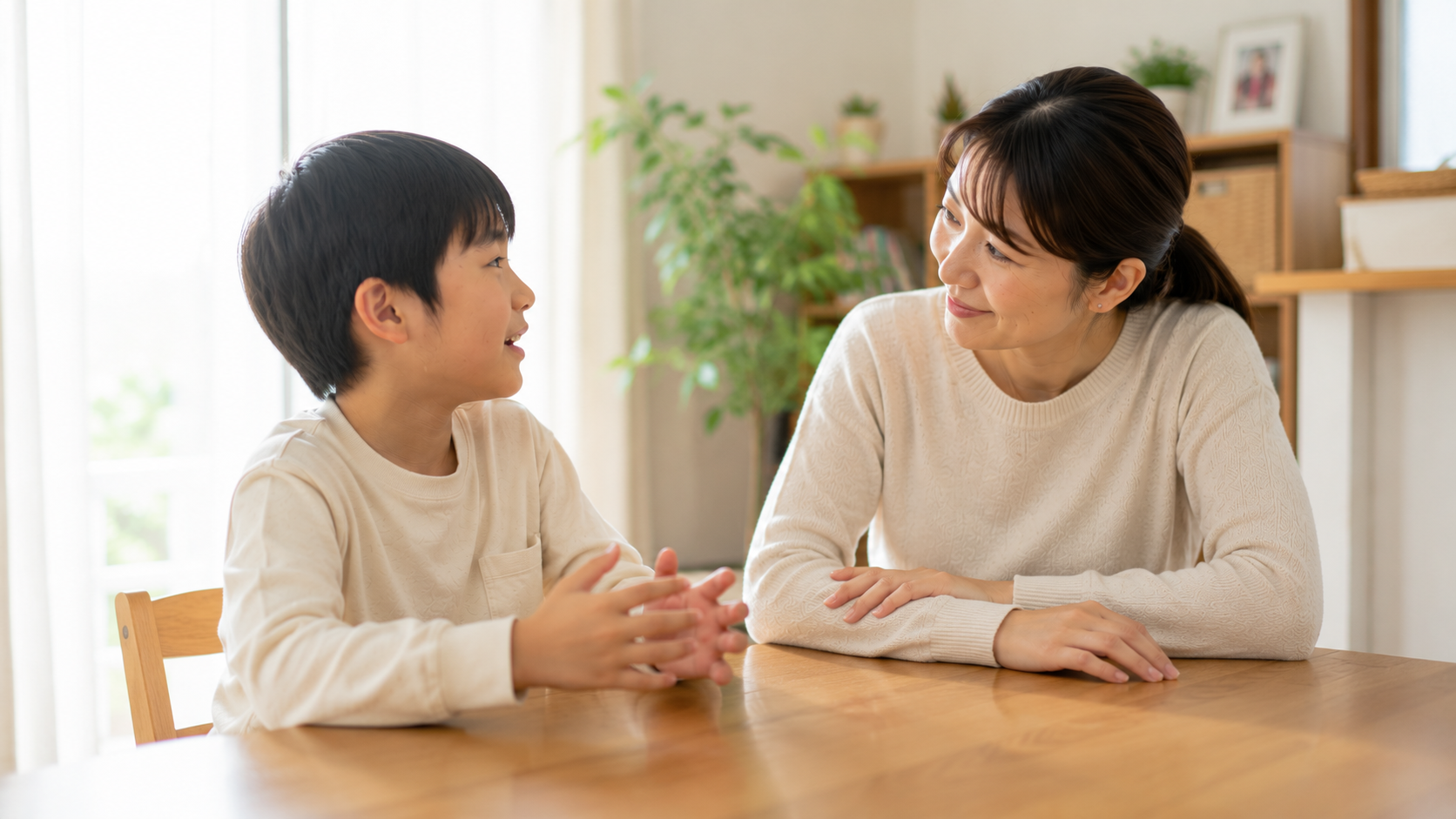 ダイニングで子どもの話にやさしく耳を傾ける母親